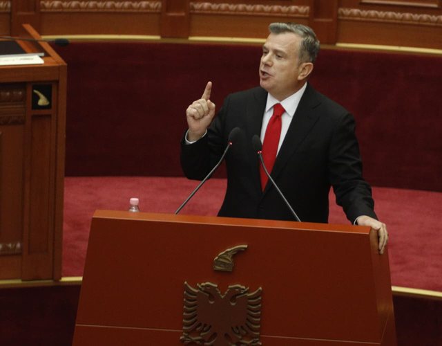Reduktim numrash në protestën te kryeministria, Balla: Ju thashë që po latë Saliun, Shehajn e Lapajt, do përfundoni si dasmë lagjeje