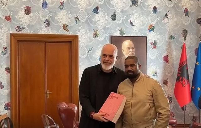 Nga turi në Kryeministri, te libri ‘The Albanian Files’ dhuratë, Rama nxjerr pamjet nga takimi me këngëtarin Kanye West