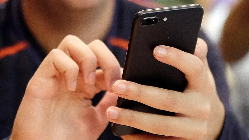 Telefoni po ju shkatërron gishtat pa e kuptuar: Shenjat që s’duhet t’i injoroni (Lifestyle)