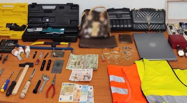 Maskoheshin si punonjës teknikë, arrestohen dy grabitës serialë në Athinë
