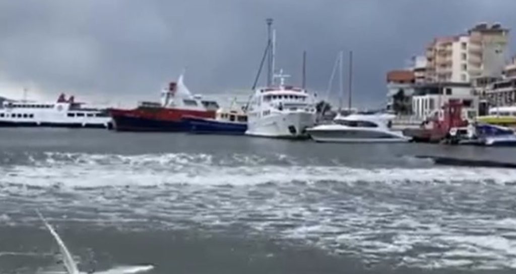 Përkeqësohet moti, Kapiteneria e Sarandës ndalon lundrimet e trageteve dhe mjeteve turistike: Mos dilni në det deri nesër