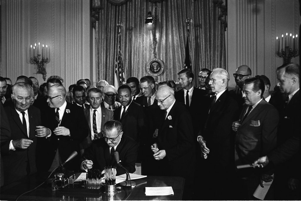 Histori/ 2 korrik 1964: Presidenti Lyndon B. Johnson nënshkruan Aktin e të Drejtave Civile