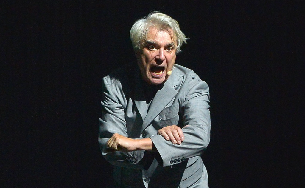 Intervistë | “Anëtarët e ‘Ramones’ kishin xhaketa lëkure kur njerëzit i pështynin. Ne nuk kishim!” David Byrne mbi turnetë me “Talking Heads” dhe këshillat nga Lou Reed
