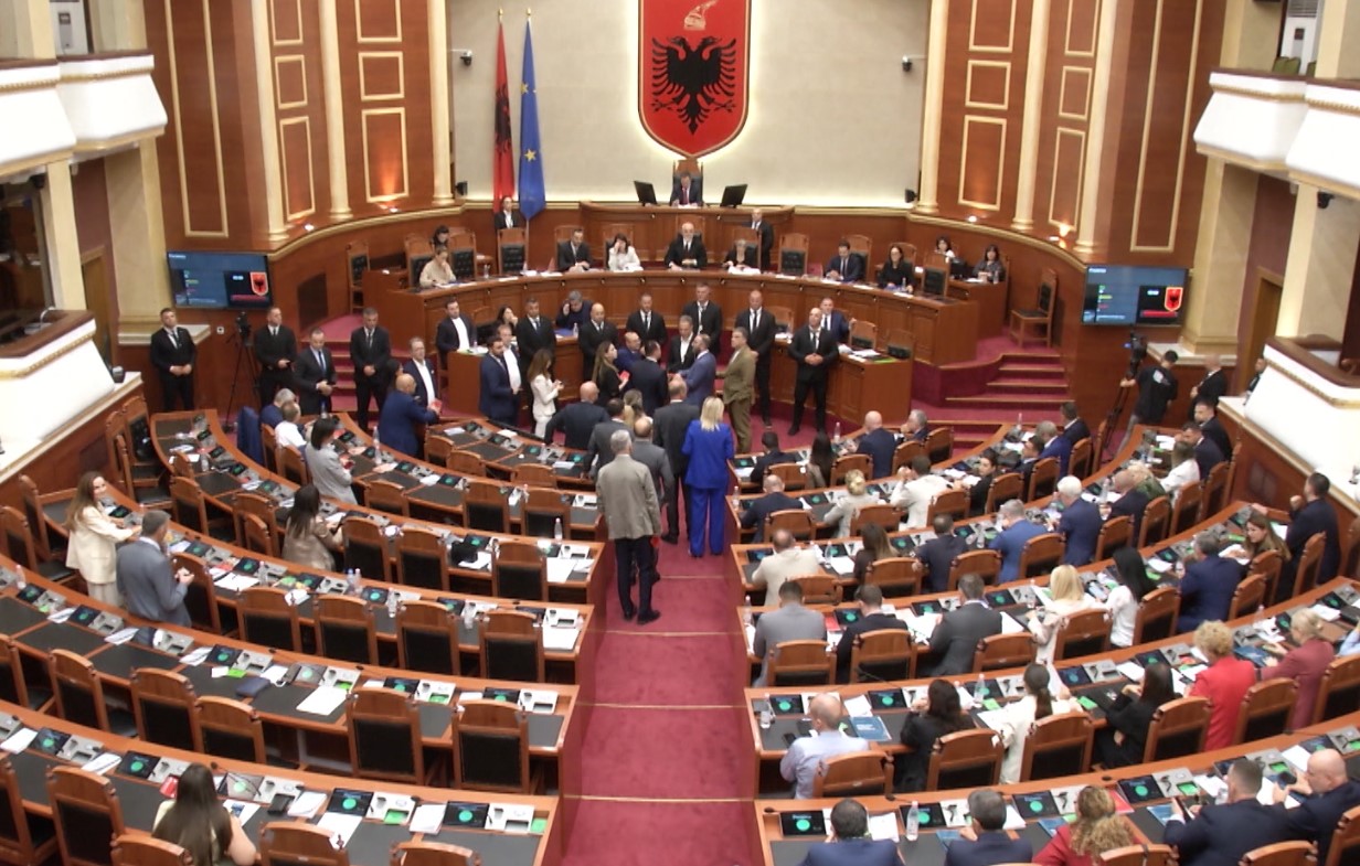 16:18 Parlament dhe protestë në Tiranë, priten tensione. Mobilizohet Policia