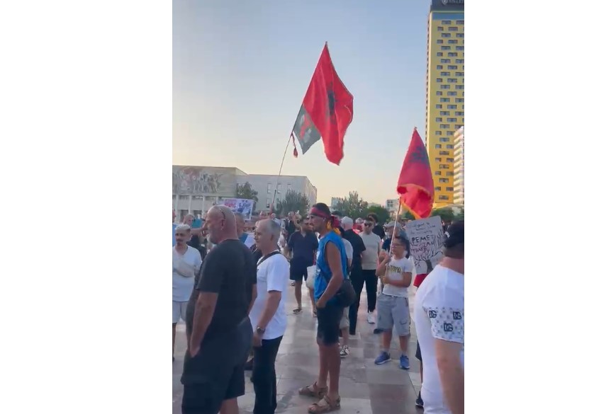 Dita e 49-të e protestës, qytetarët nisin marshimin nga sheshi “Skënderbej” drejt Kryeministrisë (VIDEO)
