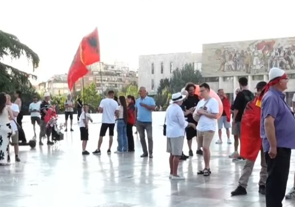 19:28 34 ditë protestë, qytetarët mblidhen në sheshin “Skënderbej”