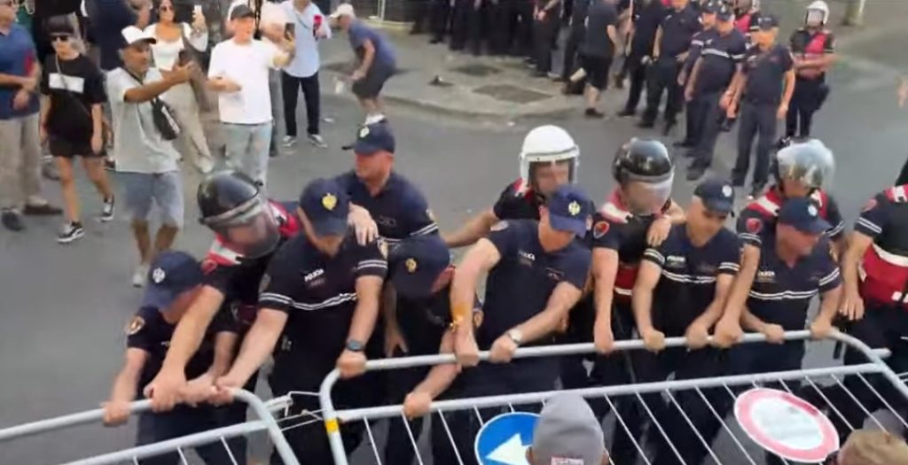 Protestuesit çajnë kordonin e policisë para Parlamentit, godasin me vezë efektivët