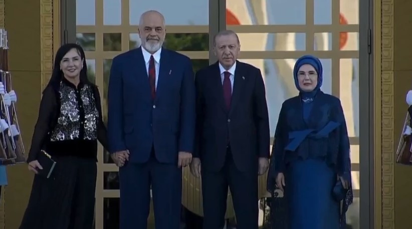 19:39 Rama mbërrin në Ankara, pjesë e darkës zyrtare të samitit të NATO-s (VIDEO)