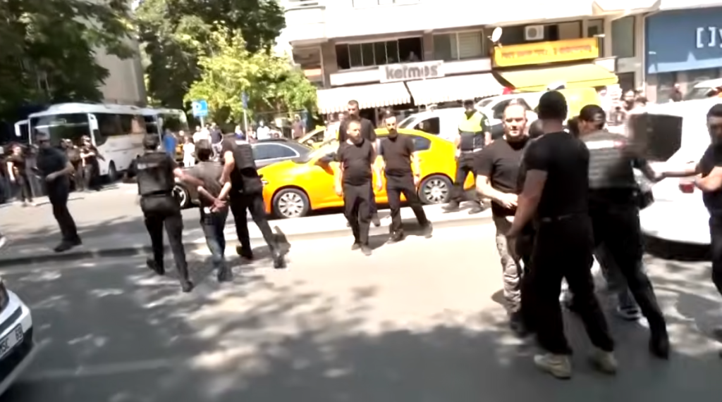 Përplasje në Ankara, protestuesit anti-NATO përleshen me policinë para samitit