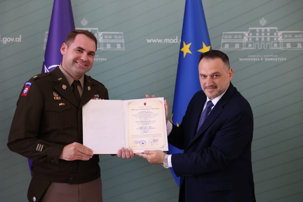 Shefi i Grupit Ushtarak Amerikan në Shqipëri mbyll mandatin, Ministri Nufi i jep “Medaljen e Artë të Shërbimit Ushtarak”
