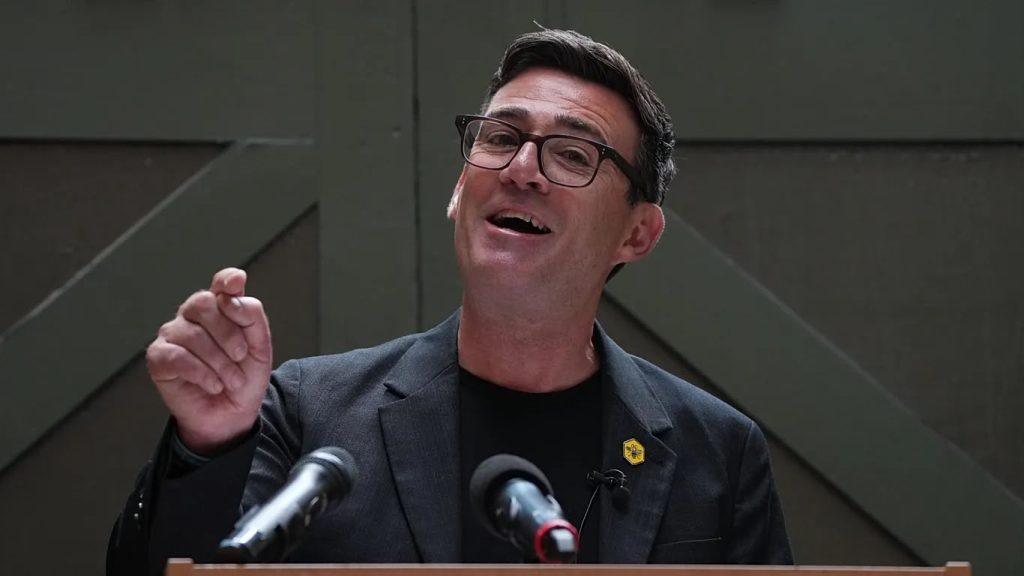 Andy Burnham rendit grupet e tij të preferuara britanike