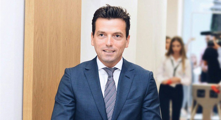 13:42 Mori kopjen e marrëveshjes me SHBA-në dhe u largua me vrap, reagon Agron Shehaj