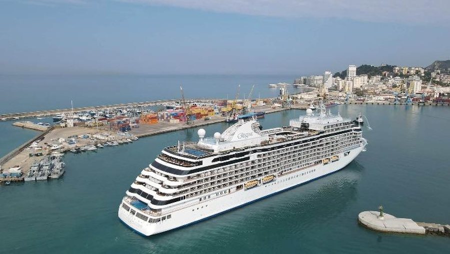 Anija luksoze me 650 turistë mbërrin për herë të parë në Durrës