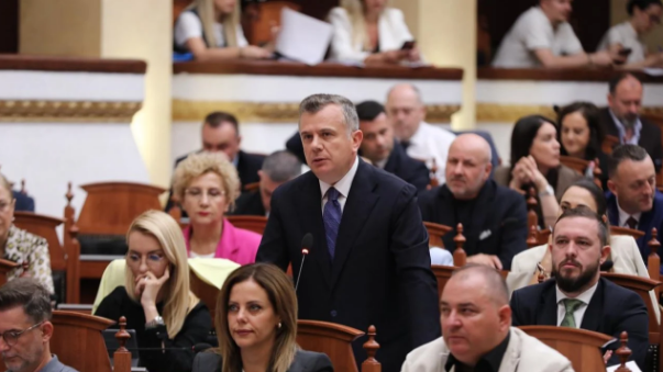 13:03 “Kam një dokument që Saliun do e qeshë e gjithë Shqipëria”/ Balla: Berisha ka firmosur me dorën e vet zhvillimin e gjithë Zvërnecit