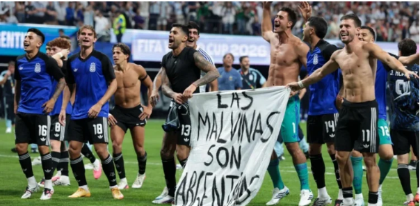 Banderola provokuese pas fitores ndaj Anglisë, FIFA mund të ndëshkojë Argjentinën