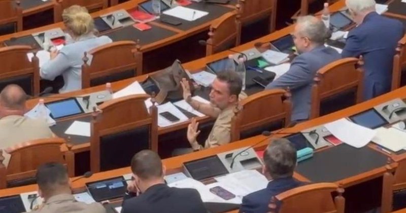 Braçe përplaset me Muçin në Kuvend: Po partinë tënde kush e financon?