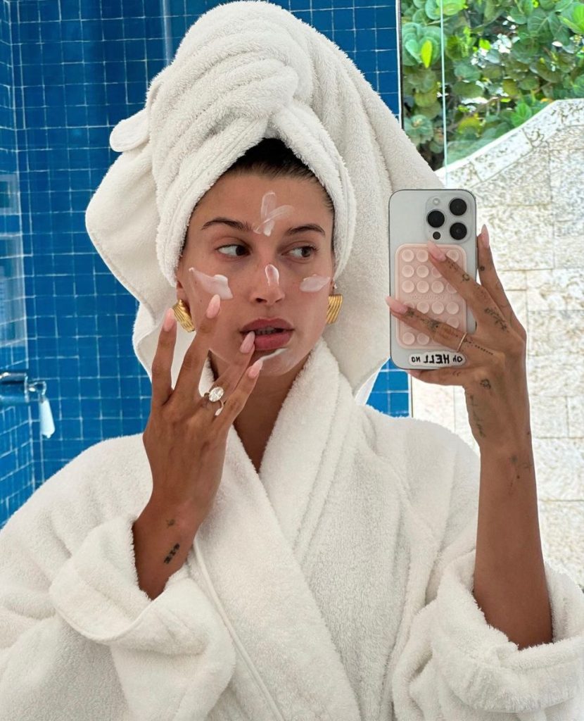 Hailey Bieber nuk e lan fytyrën çdo mëngjes dhe dermatologët janë dakord (Lifestyle)