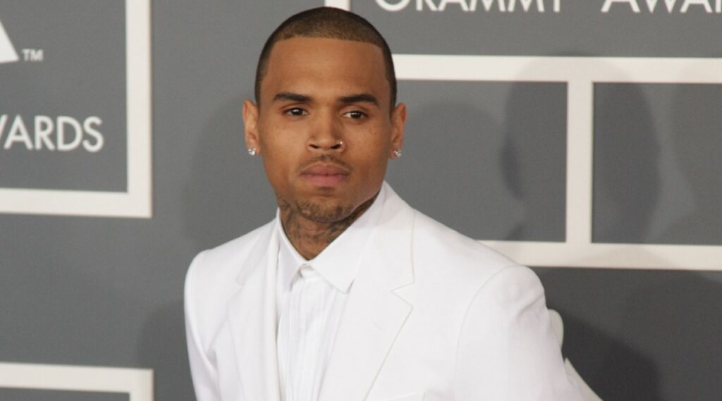Chris Brown ndryshon dëshminë dhe pranon fajësinë për sulmin në Londër