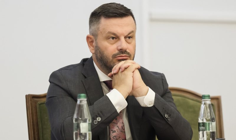 Gjykata e gjobiti për mungesë në seancë, avokati Ndreca: E kisha njoftuar me shkresë zyrtare, shpresoj të mos jetë e qëllimtë, u prek liria e profesionit