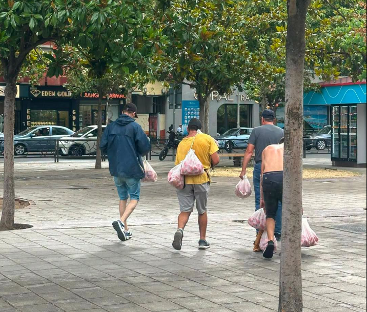 Me qeset plot vezë e domate, protesutesit marshojnë drejt komisariatit nr.1