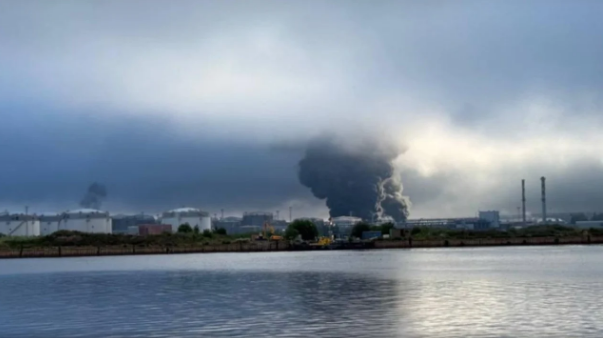 Shën Petersburg tronditet nga shpërthime, raportohet goditje në terminalin e naftës me dronë