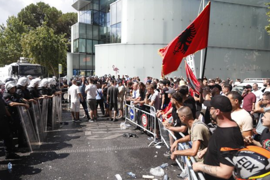 Incidentet në protestë/ 17 protestues dhe efektivë dërgohen në spital për ndihmë mjekësore