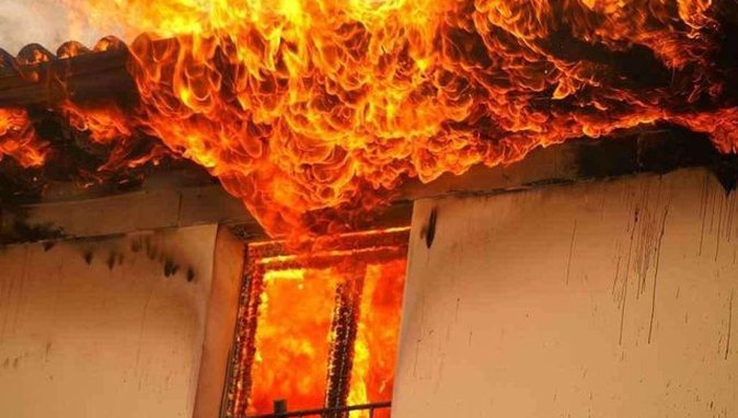 16:09 Zyrtare/ Flakët shuajnë tre jetë në Shkodër, viktima nëna 24-vjeçare dhe dy fëmijët e mitur