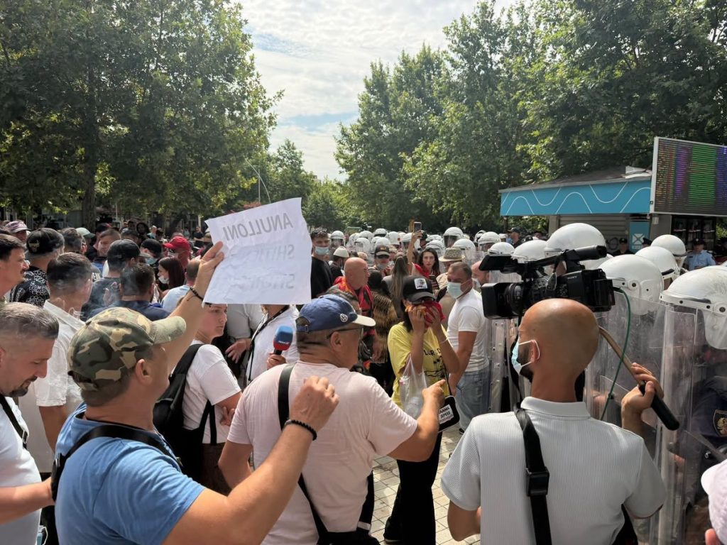 Tensione dhe përplasje para Parlamentit, protestuesit godasin me vezë deputetët. 3 policë të plagosur, përdoret spray lotsjellës