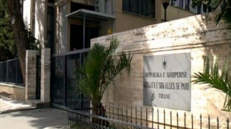 18:55 Temperaturat e larta, Gjykata e Tiranës redukton orarin e sporteleve
