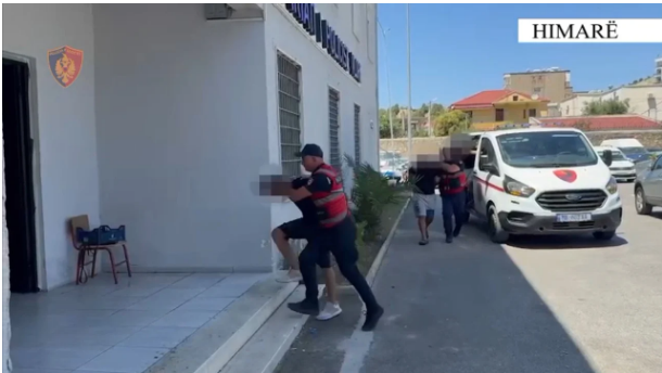 Tentuan t’i grabisnin kursimet me pistoletë çakmak një 70-vjeçari në Borsh, arrestohen tre të rinj. Njëri theu masën “arrest në shtëpi”