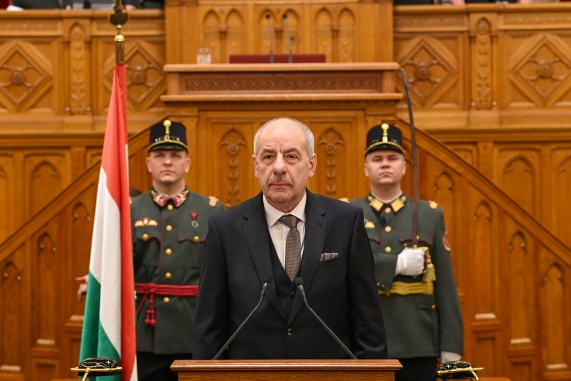 Amendament kushtetues në Hungari për largimin e presidentit