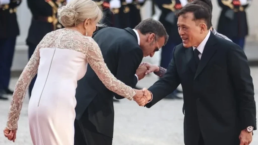 Macron nuk u gjunjëzua para Mbretit të Tajlandës, imazhi del të jetë me Al