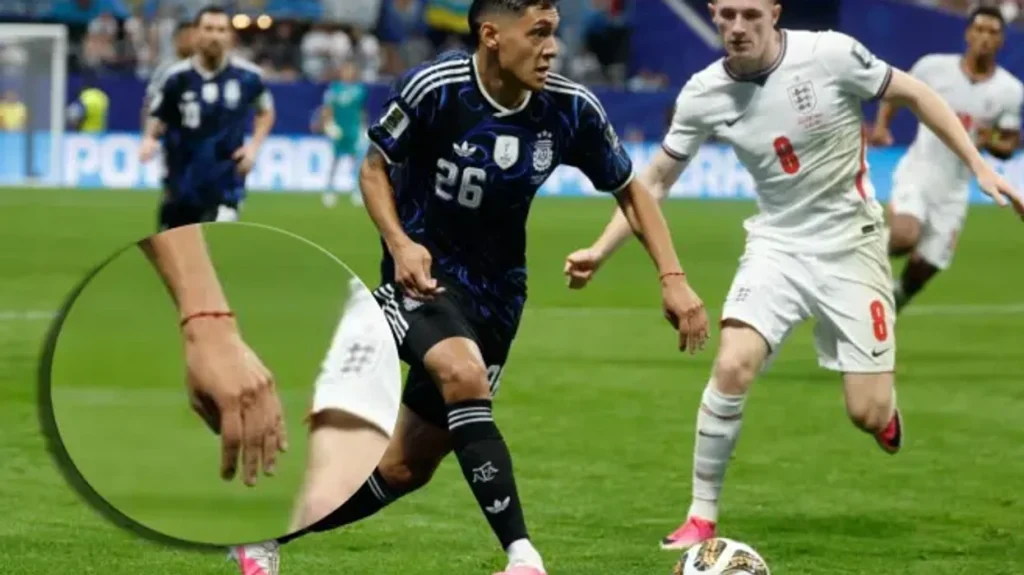 Pse futbollistët e Argjentinës mbajnë byzylykë të kuq?
