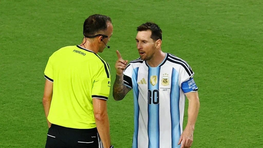 Skena që bëri bujë në ndeshjen Argjentinë – Zvicër, Messi u përplas me gjyqtarin pas vendimit ndaj Embolos