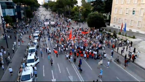 Protesta e 54-të para Kryeministrisë, i riu: Lironi protestuesit e Kuvendit! Dhuna policore nuk na dal, shton pjesëmarrjen në tubime