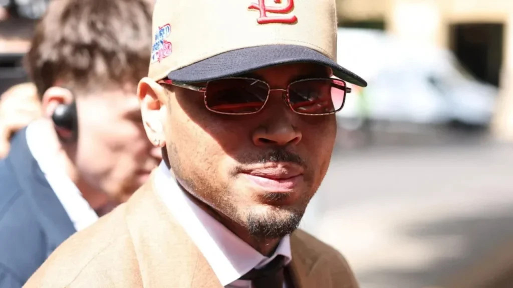 Sulmi në një klub nate në Londër, Chris Brown pranon fajësinë, shishe qelqi në kokë dhe shqelma producentit