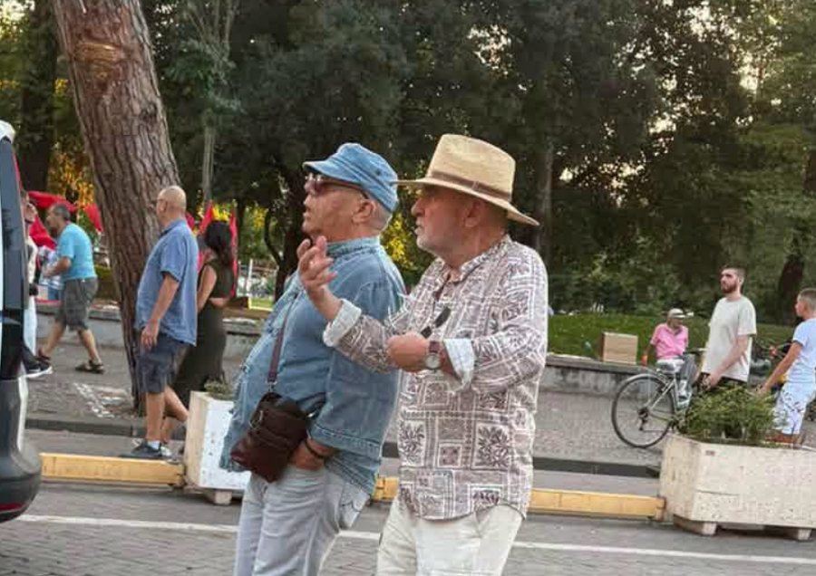 Kim Mehmetin proteston në Tiranë, politikani kosovar: Shkon të mbrojë kafshët, ndërkohë gruan me shami në kokë e mban të mbyllur në shtëpi