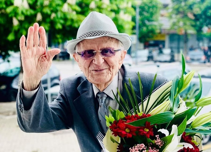 12:00 Një jetë në skenë dhe në ekran, mbyll sytë përgjithmonë aktori Koço Qëndro