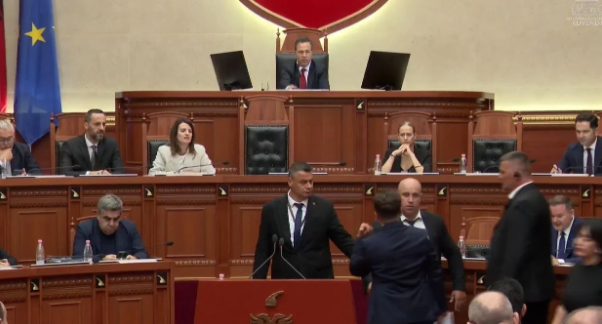 Tensione në sallën e Kuvendit, Kapri i drejtohet foltores pa radhë, ndërhyn Garda
