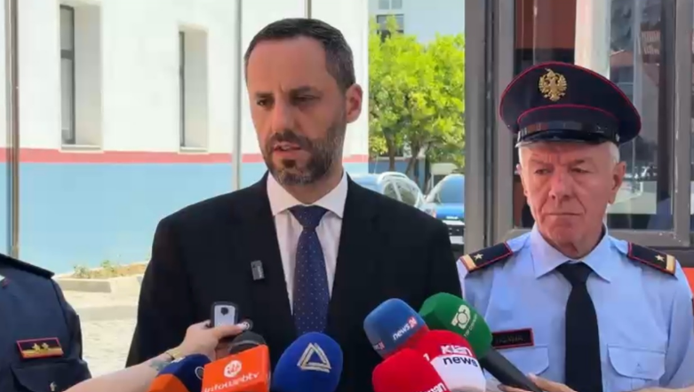 11:16 Qytetarët sulmuan punonjësit e Policisë dhe dëmtuan makinat e tyre, reagon Lamallari: Ata që dhunojnë çdo gjë nuk janë protestues, por vandalë