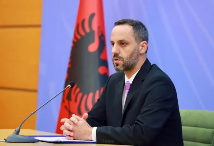 Siguria në bregdet, Lamallari paralajmëron: Kush rrezikon pushuesit me mjetet lundruese do përballet me ligjin