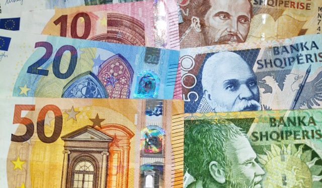 Lamturimirë lek? Shqipëria bëhet gati për euron si paranë kombëtare