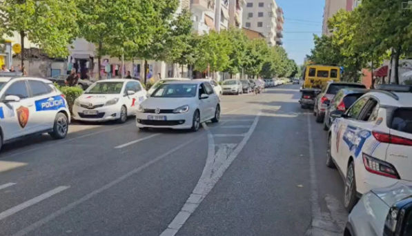 Bie pre e grabitjes një pikë shërbimi e telefonisë celulare në Durrës, i riu arratiset nga vendngjarja