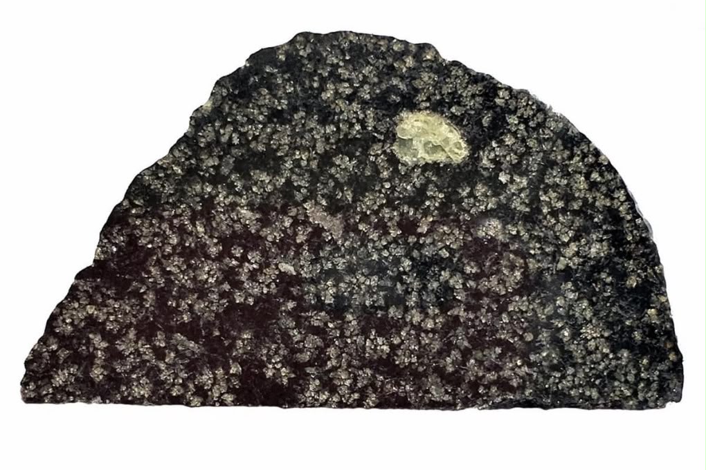 Meteorit i Saharasë mund t’i përkasë një planeti të zhdukur, me përmasa sa Hëna