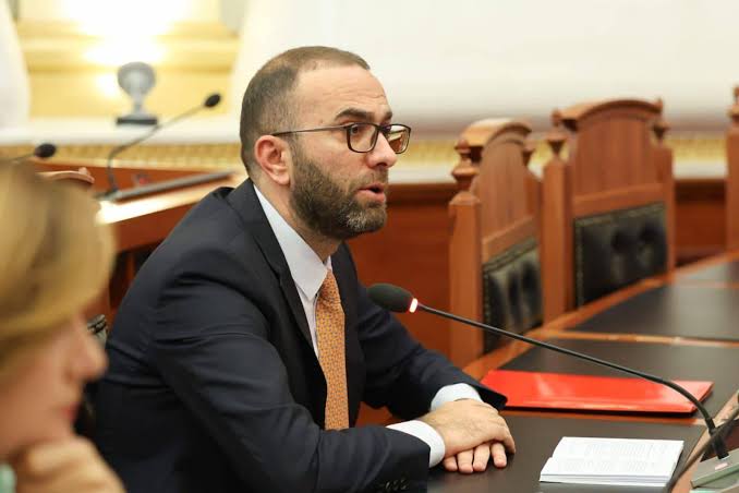 14:29 PD bojkoton seancën e orës 15:00 për huanë 302 milionë dollarë me SHBA