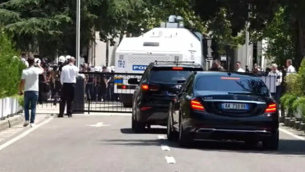 Peleshi tenton të dalë nga institucioni, protestuesit i bëjnë ‘pritë’ dhe godasin me ujë e vezë makinën, kthehet pas kreu i Kuvendit