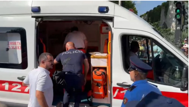 09:33 Tensione në protestën para Kuvendit, protestuesit qëllojnë me vezë e domate policinë; dy efektivë dyshohet se janë lënduar