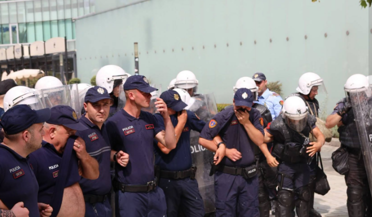 08:31 Goditën me sende të forta punonjësit e Policisë dhe sulmuan deputetët, arrestohen 19 protestues
