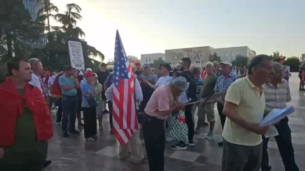 Tubimi i 45-të në kryeqytet, nis grumbullimi i protestuesve në sheshin “Skënderbej”