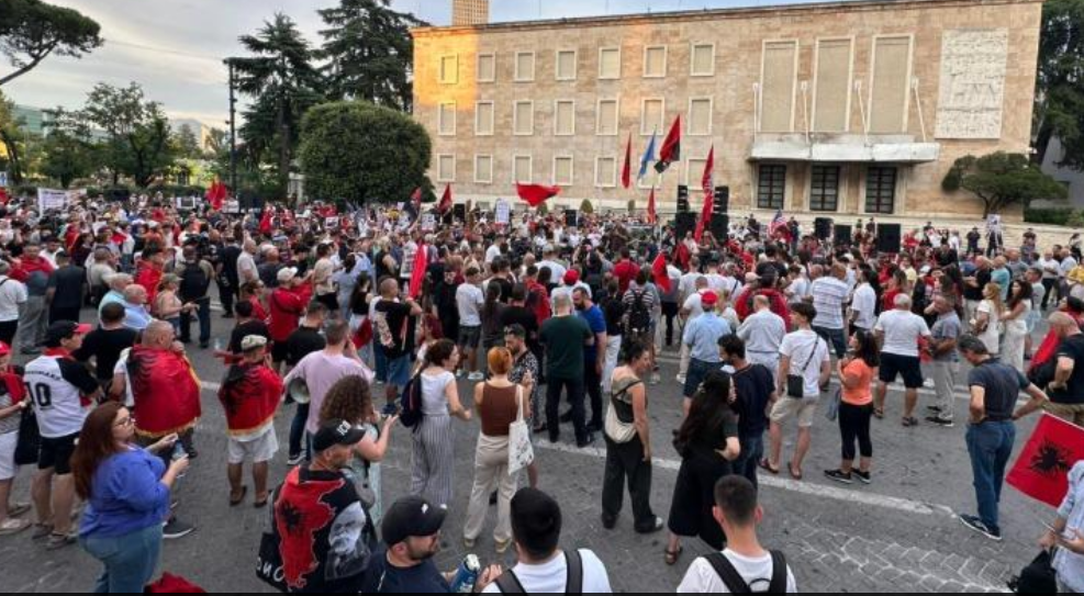 20:18 Vijon dita e 43 e protestës qytetare në Tiranë